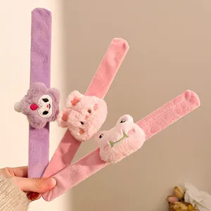 Detailansicht weicher Korallenfleece-Armbänder mit süßen 3D-Plüsch-Tierfiguren-Motiven