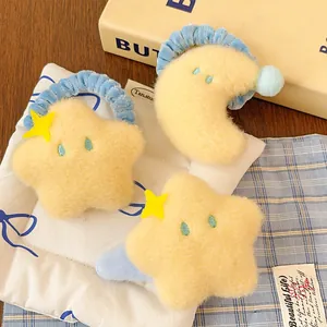 Détails d'accessoires cheveux en peluche jaune avec motifs d'étoiles et de lune douce