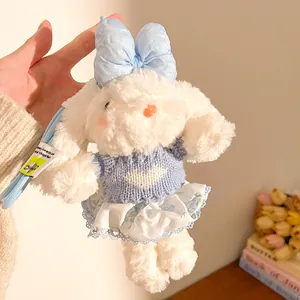 Vue détaillée du porte-clés lapin en peluche avec nœud bleu et pull en tricot à motif cœur