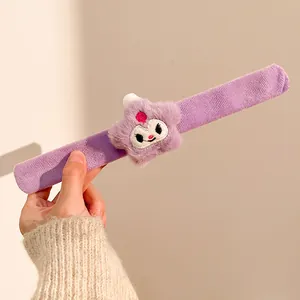Detail eines weichen lila Plüsch-Schnapparmbands mit süßer bestickter Sternpuppe