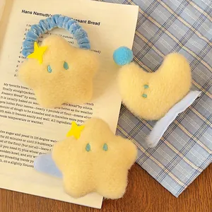 Lot d'accessoires à cheveux en peluche jaune avec lune et étoile sur décor