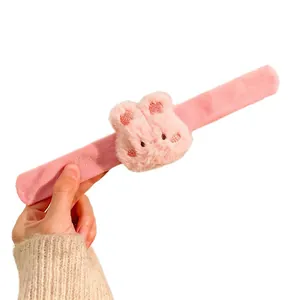 Rosa Plüsch-Hasen-Klapparmband für Kinder mit niedlichem Kaninchenkopf-Detail am Handgelenk