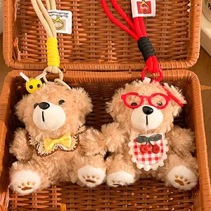 Schattige pluche beer sleutelhangers met bijenclip en kersen slabbetje in mand