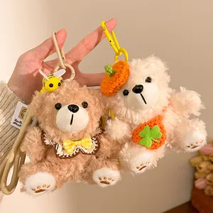Detail van pluche beer sleutelhangers met bijenmuts en pompoen decoratie voor tassen