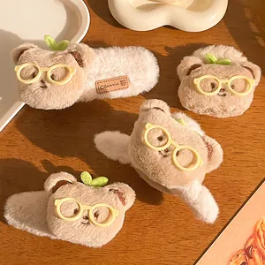 Süßes Plüsch-Bären-Haarspangen und Scrunchie-Set mit gelber Brille und grünem Blatt