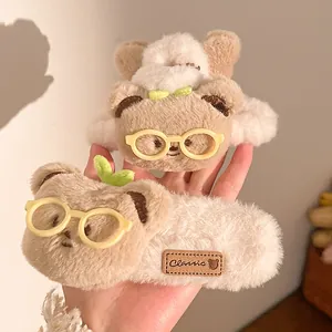 Nahaufnahme der süßen Plüschbär-Haarklammer und flauschigen Haarspange mit Keim-Detail