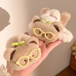 Detail der Bären-Haarklammer aus Plüsch mit gelber Brille und grüner Schleife für Damen