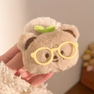 Nahaufnahme der süßen Bären-Haarspange mit gelber Brille und grünem Sprossen-Detail