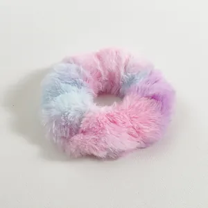 Primer plano del coletero de felpa tie-dye con suave textura en rosa, morado y azul