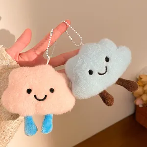 Schattige roze en blauwe pluche wolk sleutelhangers met blije gezichtjes en poten