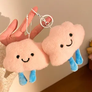 Detailopname van een roze wolk pluche sleutelhanger met zachte textuur en glimlach