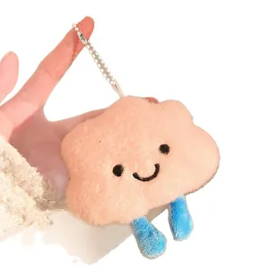 Schattige roze pluche wolk sleutelhanger met lachend gezicht en blauwe druppelpootjes