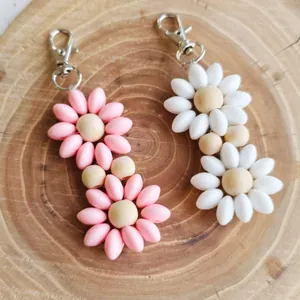 Handmade Daisy Flower Keychain PVC Petals Wooden Bead Bag Charm For Women Floral Key Ring Backpack Pendant Car Decoration Accessory
