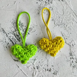 Pendentifs cœur faits main en crochet vert et jaune pour sacs ou accessoires auto