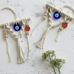 Χειροποίητο κρεμαστό τοίχου με Evil Eye και ξύλινες χάντρες Mum και Dad σε βαμβάκι