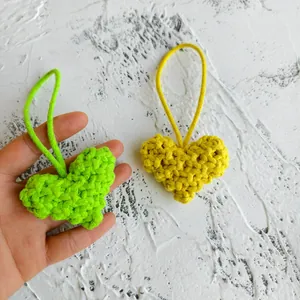 Pendentif cœur bohème fait main en crochet jaune et vert pour décoration de sac ou voiture