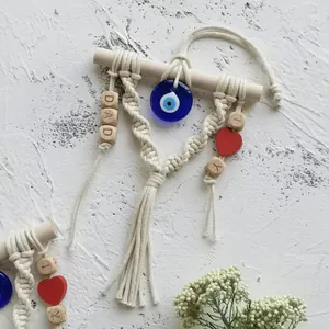 Λεπτομέρεια μακραμέ τοίχου με ματάκι, ξύλινες χάντρες Daddy και κόκκινη ξύλινη καρδιά