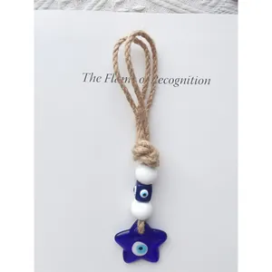 Dettaglio del ciondolo Evil Eye a forma di stella realizzato a mano con corda di canapa