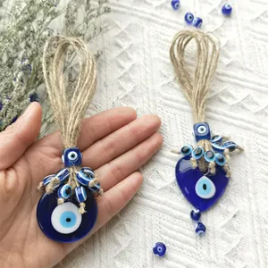 Ornamenti fatti a mano Evil Eye con pendenti in vetro blu tondi e a cuore e corde di iuta
