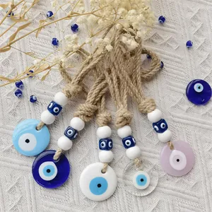 Detail van geweven Evil Eye bedeltjes met glazen hangers en boheemse kralen decor