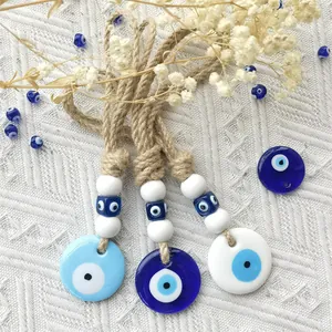 Detailweergave van handgemaakte boze oog ornamenten met natuurlijk touw en glas