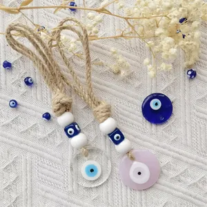 Detail van handgemaakte Turkse Evil Eye wanddecoratie met gevlochten touw en glas