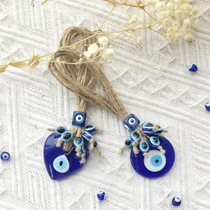 Dettaglio dei ciondoli Evil Eye in vetro fatti a mano con corda di canapa rustica