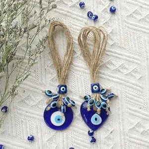 Dettaglio di ciondoli Evil Eye fatti a mano, tondi e a cuore con corda di iuta naturale