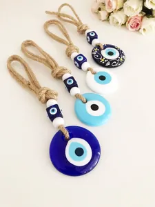 Dettaglio ravvicinato di quattro ornamenti turchi Evil Eye fatti a mano con corde