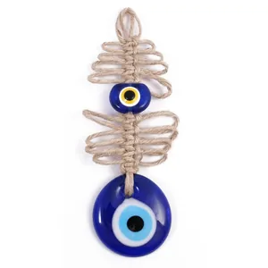 Makro-Detail des handgewebten Wandbehangs mit blauen Evil Eye Glasperlen-Anhängern