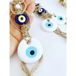 Dettaglio macro della decorazione murale Evil Eye fatta a mano in macramè e corda di iuta