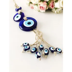 Dettaglio del ciondolo turco Evil Eye in vetro blu con corda intrecciata e nappe