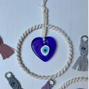Decorazione da parete in macramè fatta a mano con ciondolo a cuore malocchio blu