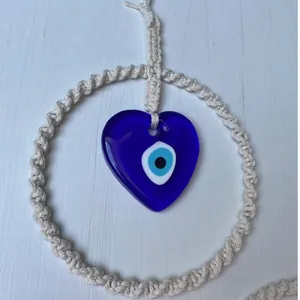 Decorazione da parete in cotone intrecciato con ciondolo a cuore malocchio in vetro
