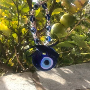 Ciondolo occhio di Allah in vetro blu con perline decorative e fiocco di nastro nero