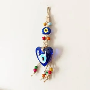 Decorazione da parete malocchio fatta a mano con cuore di vetro e perline colorate