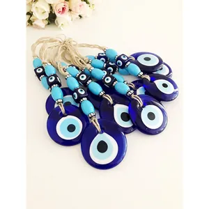 Dettaglio dei ciondoli Evil Eye turchi con dischi in vetro blu e corde in canapa intrecciata