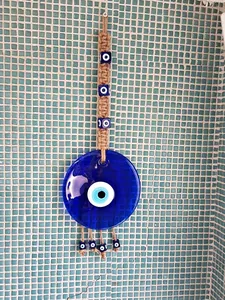 Decorazione da parete con occhio di Allah in vetro blu e corda di iuta naturale
