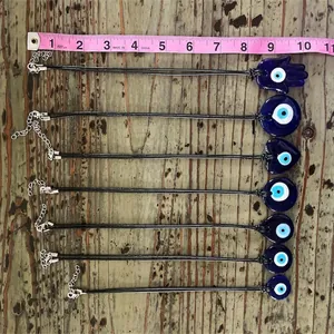 Ensemble de colliers œil porte-bonheur turc avec pendentifs en verre sur fond bois