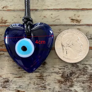Détail d'un pendentif en verre mauvais œil en forme de cœur de 4 cm avec cordon