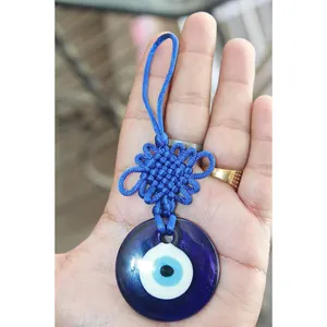 Dettaglio del ciondolo Malocchio in vetro blu fatto a mano con nodo ornamentale blu