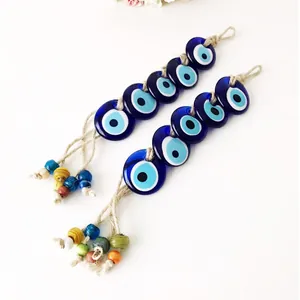 Dettaglio decorazione Malocchio turco con perle di vetro blu e corda di canapa intrecciata