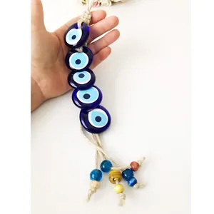 Vista manuale della decorazione a parete malocchio con cinque perle di vetro blu e dettagli