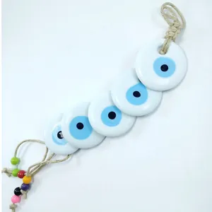 Decorazione da parete Evil Eye fatta a mano con cinque perle di ceramica blu e corda di juta