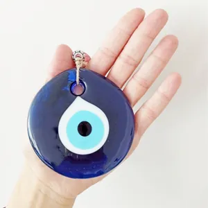 Vista dettagliata del ciondolo Evil Eye turco in vetro con corda in juta e perla vintage