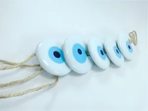 Dettaglio di cinque perline turche malocchio fatte a mano su una corda di iuta