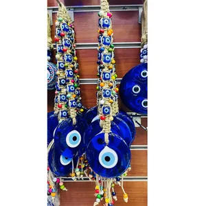 Decorazione da parete malocchio fatta a mano con vetro Nazar blu e perline colorate su corda