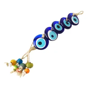 Decorazione da parete Malocchio con cinque perle di vetro blu e accenti colorati su corda