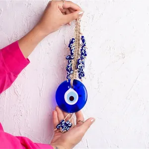 Handgefertigter Evil Eye Wandbehang mit Glasanhänger und Makramee-Geflecht