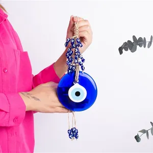 Handgehaltener türkischer Evil Eye Wandbehang mit Glasanhängern und beigem Kordel-Dekor